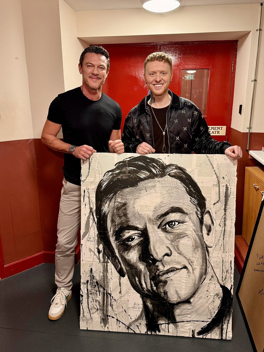 Presenting Welsh hero <a href="/TheRealLukevans/">Luke Evans</a> his portrait, created with ink on pages from his incredible new book #BoyFromTheValleysMyUnexpectedJourney 📖 🏴󠁧󠁢󠁷󠁬󠁳󠁿 

Cheers <a href="/New_Theatre/">New Theatre Cardiff</a> <a href="/EburyPublishing/">Ebury Publishing</a> VIDEO BELOW ⬇️ 

#lukeevans #art #artist #welsh #wales #cardiff #newtheatrecardiff