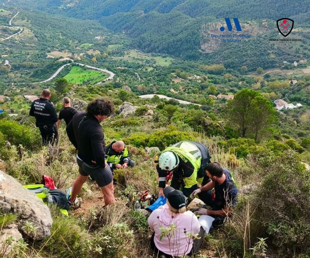 cpbmalaga's tweet photo. Nuestras dotaciones #Ronda y #Algatocín intervienen, en colaboración con el #EREIM de #GuardiaCivil, en el rescate y evacuación de una mujer en zona rural cercana al Pico Hacho de #Gaucín. Ha sido evacuada en helicóptero hasta los #ServiciosSanitarios
#CPBMálaga @diputacionMLG https://t.co/4j3LMHI6s4