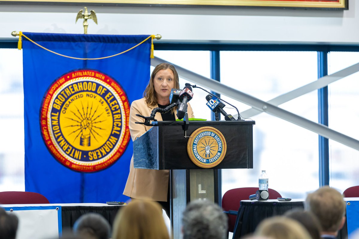 ClimateJobsMA's tweet image. .@massaflcio President @chrissylynch29: “We need to be intentional in the fight against climate change in order to meet our emissions goals, but also to make sure that our actions benefit workers and the communities where they live.”
📸: Josh Qualls, Office of Governor Healey