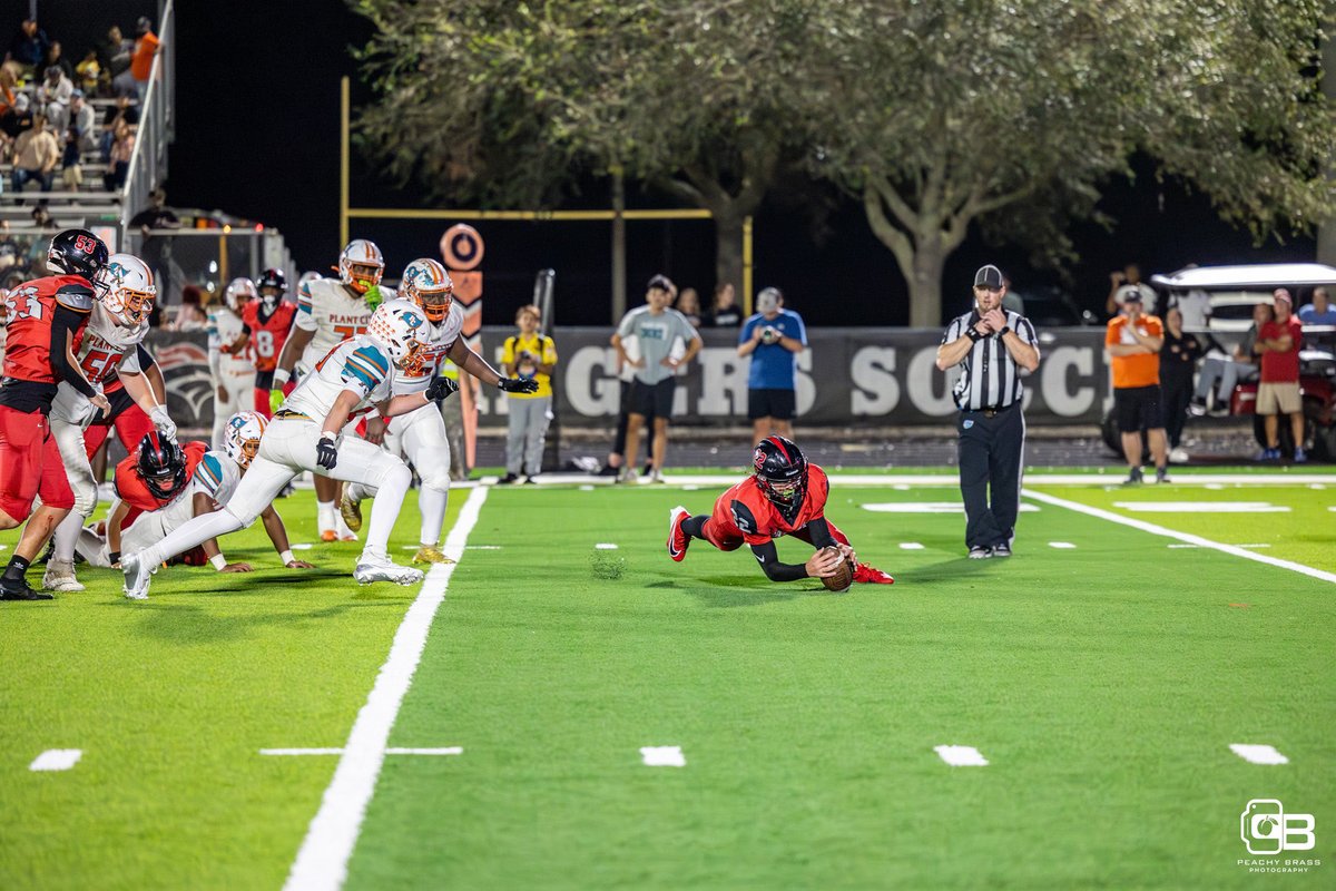 Strawberry Crest vs Plant City #football #gameday #strawberrycrest #peachybrassstudios #photographer #sportsphotographer #sportsphotography @crest_hsfb