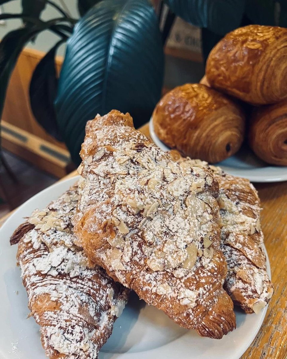 GoodFoodGuideUK's tweet photo. Good Food Guide members and their guests enjoy a complimentary glass of prosecco on arrival when dining at @ValvonaCrolla. Celebrating its 90th anniversary this year, Valvona &amp; Crolla is a legendary Italian deli in Edinburgh. 
 
Explore all perks: https://t.co/LpBw2soirM https://t.co/cgctcDLkHj