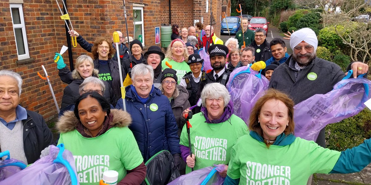 MPSHarrow's tweet image. During Inter Faith Week and Mitzvah Day, Officers from Pinner and North Harrow joined a community litter-pick in North Harrow, enjoying a great turnout despite the weather. Thanks to Kol Chai and Churches Together (cont) spkl.io/l/6011fXThS
