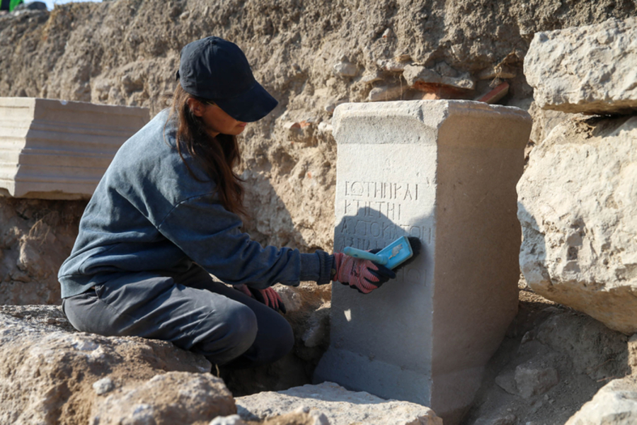 carolemadge's tweet photo. NEWS! An inscription dedicated to Hadrian Olympios was found during the ongoing excavations at the ancient city of Blaundus, located within the borders of the city of Uşak in western Turkey. Dated AD 128-132.

σωτῆρι καὶ
κτίστηι 
Αὐτοκράτορι
Ἁδριανῷ
Ὀλυμπίῳ

To the Saviour and Founder Emperor Hadrian, the Olympian.

https://t.co/2HIXkeRjcb