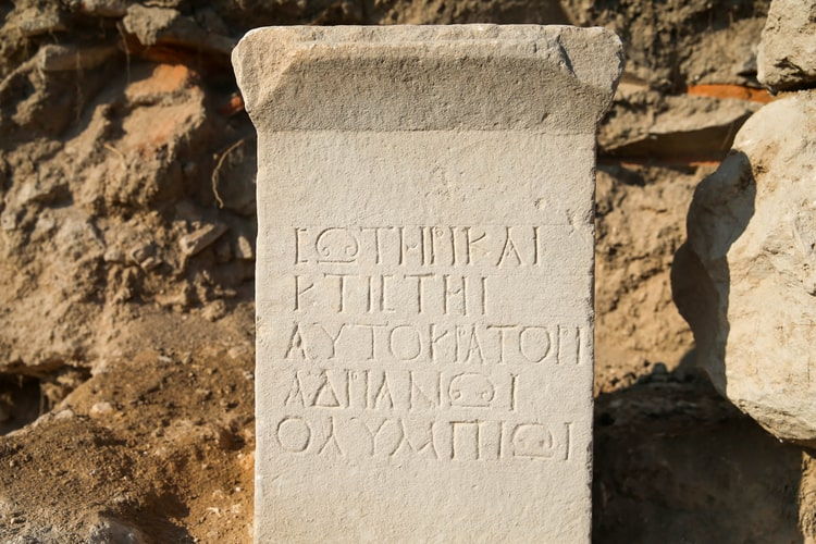 carolemadge's tweet photo. NEWS! An inscription dedicated to Hadrian Olympios was found during the ongoing excavations at the ancient city of Blaundus, located within the borders of the city of Uşak in western Turkey. Dated AD 128-132.

σωτῆρι καὶ
κτίστηι 
Αὐτοκράτορι
Ἁδριανῷ
Ὀλυμπίῳ

To the Saviour and Founder Emperor Hadrian, the Olympian.

https://t.co/2HIXkeRjcb