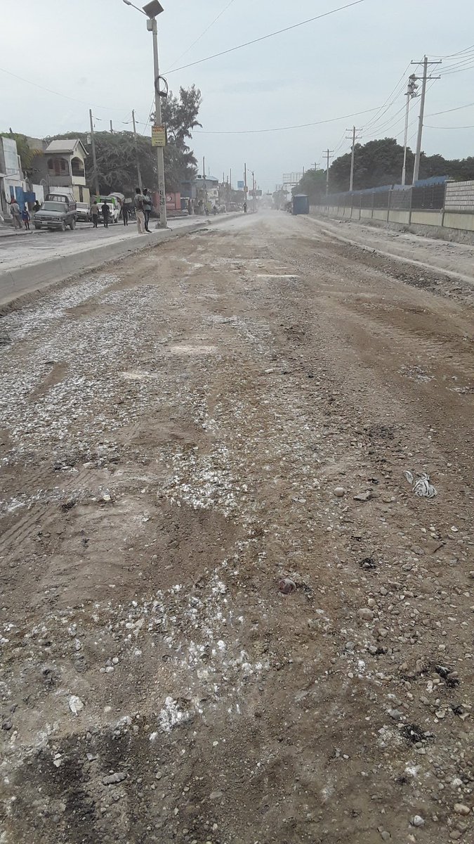 YLAyiti's tweet photo. MTPTC kontinye ap travay sou wout Mayi Gate a menm jan ak anpil lòt kote tankou nan Nòdès peyi a. Nou wete chapo devan devouman Minis Hosty ki ap fè tout sa li kapab pou amelyore enfrastrikti yo. An nou sipòte inisyativ sa yo pou yon avni miyò! #MTPTC #Devlopman #Diyite https://t.co/LqsDAo6X7J