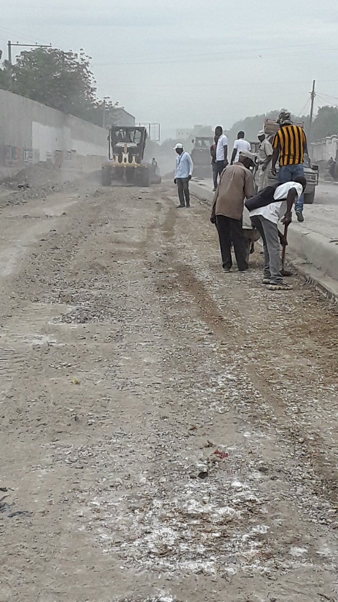 YLAyiti's tweet photo. MTPTC kontinye ap travay sou wout Mayi Gate a menm jan ak anpil lòt kote tankou nan Nòdès peyi a. Nou wete chapo devan devouman Minis Hosty ki ap fè tout sa li kapab pou amelyore enfrastrikti yo. An nou sipòte inisyativ sa yo pou yon avni miyò! #MTPTC #Devlopman #Diyite https://t.co/LqsDAo6X7J