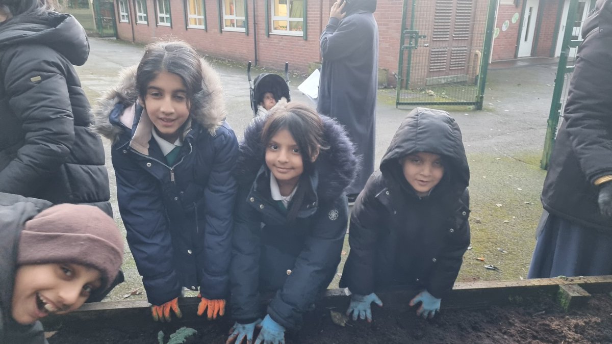 community_oak's tweet photo. Apna Bagh 🍃 - Families growing together.  We did some no dig gardening today with @Northern_LilyGM &amp; planted some kale &amp; garlic 🧄 with the support of the amazing  peer researchers !
#communitygarden #FiveWaysToWellbeing 
@TheIdeasFund @HuddersfieldUni @OldhamCouncil @RajeebSah https://t.co/SudBt8J9i6