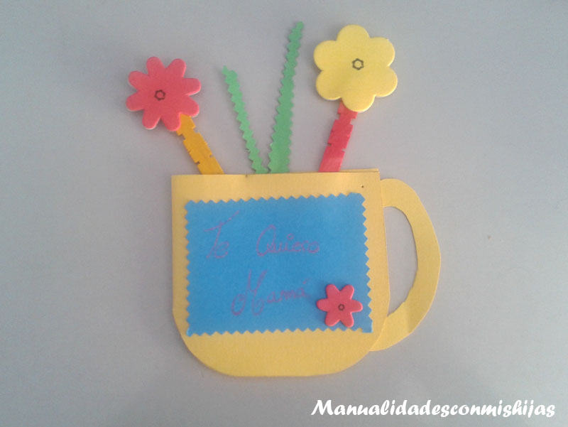 Tarjeta en forma de taza con flores ideal para la #primavera #palitos
i.mtrbio.com/rzydccthtt
