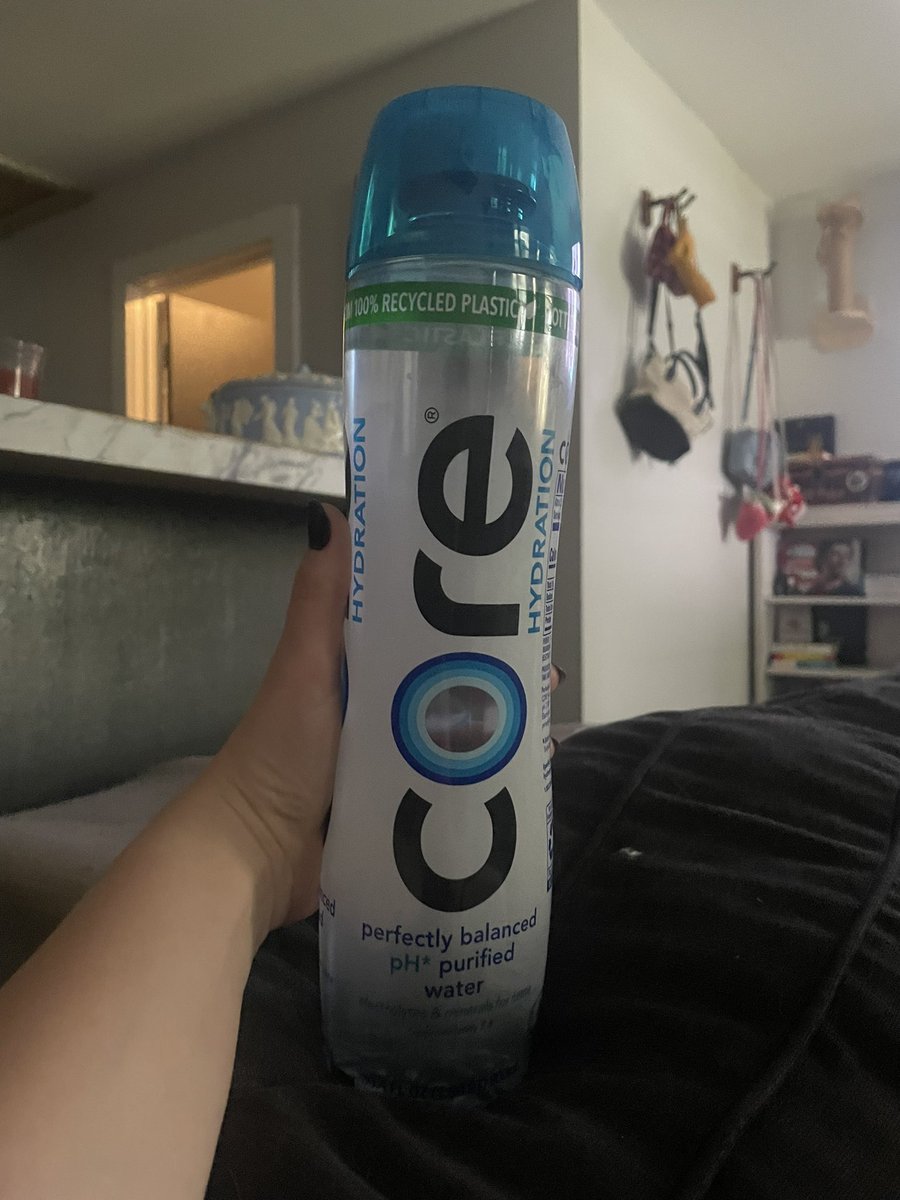 SavannahPerrin_'s tweet photo. Got that Core Water. All I’m missing is my crab legs, caviar, and chives. #fishtanklive #fishtankdotlive #breezy #famoushouse https://t.co/IUsJcQk9fZ