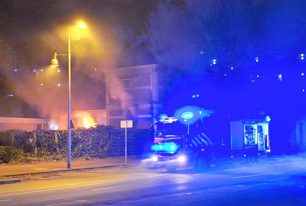 Woningbrand uitslaand in Molenstraat, Apeldoorn