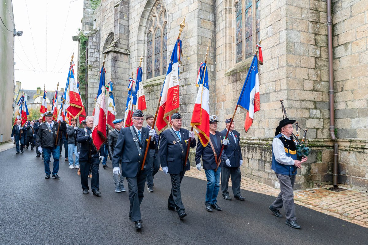 finistere_29's tweet photo. 🔥 La Flamme de la Mémoire a entamé aujourd'hui son parcours en Finistère.
🇫🇷 Les 6 parcours ont débuté par de belles cérémonies à #Quimper, #SaintPoldeLeon, #Kerlouan, #Ploudalmezeau, #Brest et #Quimperle.
🇫🇷 Des centaines de jeunes Finistériens ont pris part aux commémorations, en lisant notamment des textes et des témoignages liés à la Seconde Guerre mondiale.
🚴 La Flamme de la Mémoire, initiative portée par la Préfecture, le Département du Finistère et les Armées, continue son chemin dès demain matin !