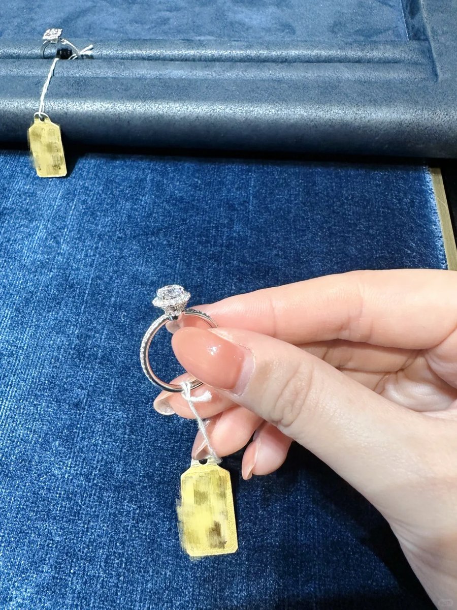 angel23545's tweet photo. 💍 https://t.co/LmMhJkvzow