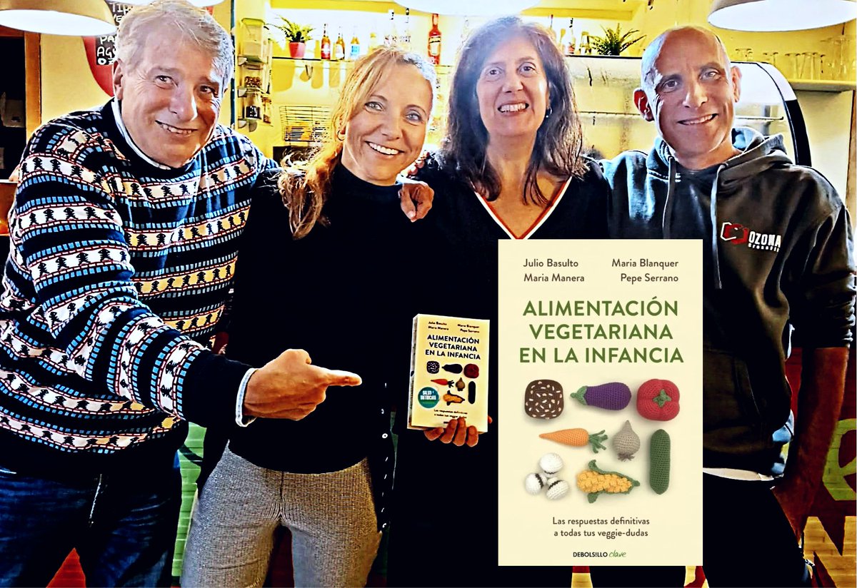 JulioBasulto_DN's tweet photo. Ayer tuve el placer de cenar (en #veggiegardengroup) con 3 grandes: #MariaBlanquer, #MariaManera y @pepepediatre. Celebramos las reimpresiones, tras casi 4 años tras su publicación, de nuestro libro #AlimentaciónVegetarianaEnLaInfancia (https://t.co/YpF6iTBW9Z)
¡Gracias, amig@s! https://t.co/QTSB663clj