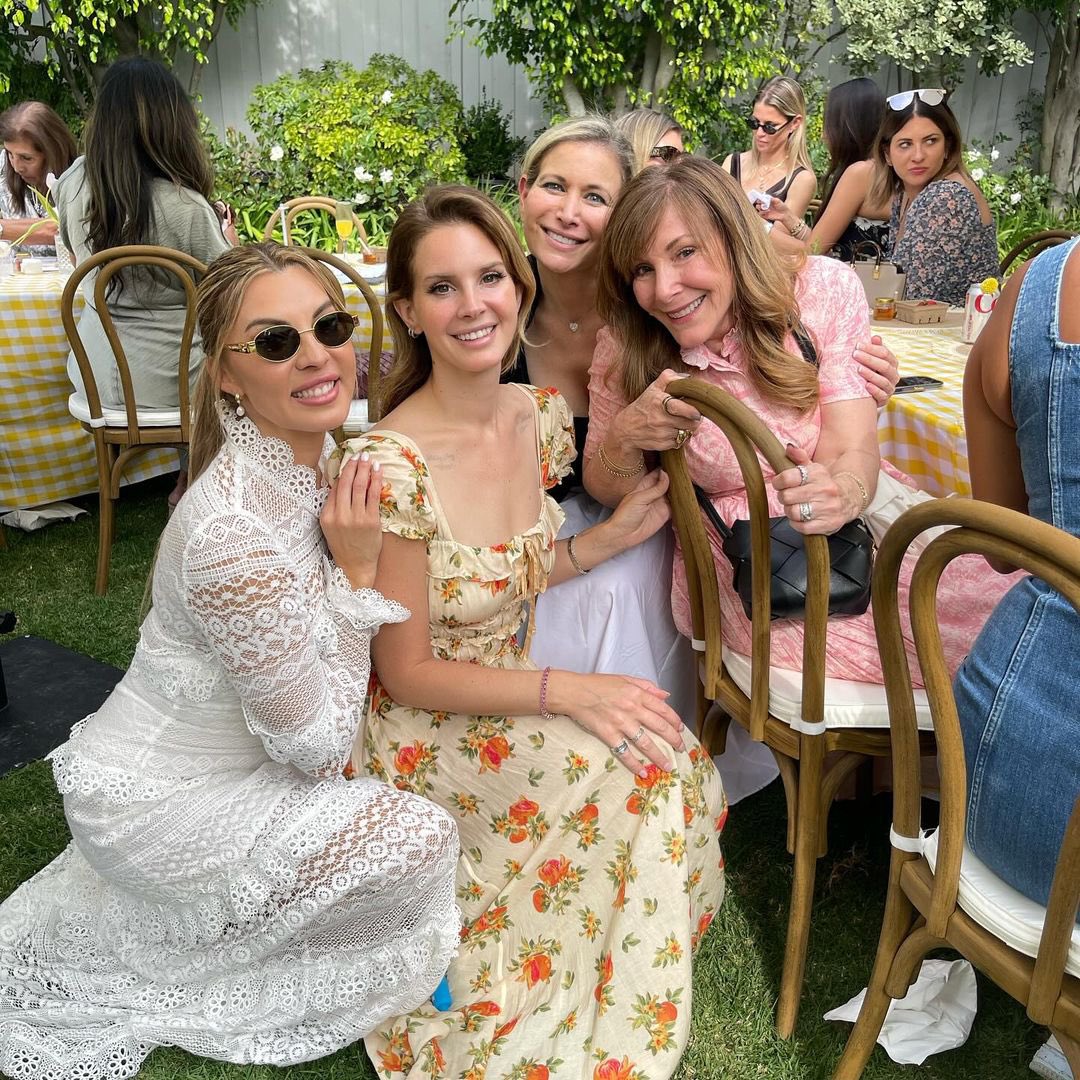 O VESTIDO! Nova foto de Lana Del Rey no casamento de sua amiga Val. 💐