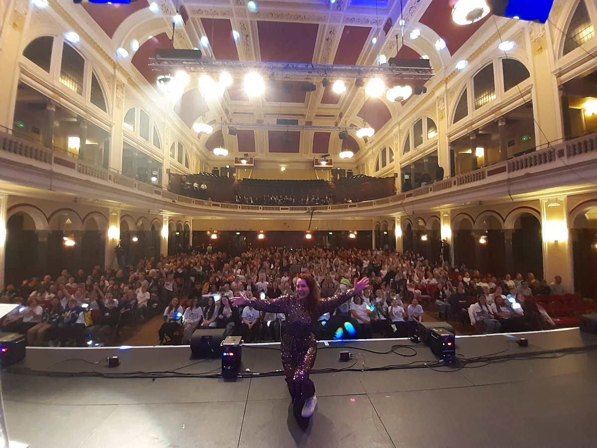 Our night begins!! Lifestyle Awards are happening RIGHT NOW to celebrate the wonderful work young people in Humberside do each summer!

Humberside Police