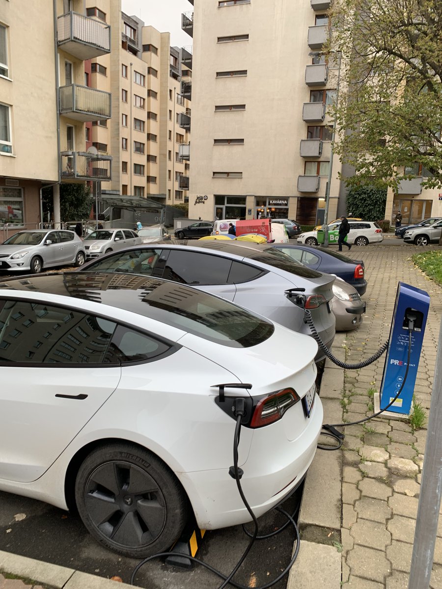 honza_thorovsky's tweet photo. Také bydlíte v bytě 🏬, chtěli byste🔋elektroauto, ale nemáte možnost doma 🔌 nabíjet? 🤔 Už rok a půl jezdím Teslou a využívám pouze veřejné nabíječky, a to především ty pomalé 😯 Jak to dělám? 😵 Podělím se s vámi o své zkušenosti v tomto 🧵 vláknu 😏👇

PS: tohle vlákno je určené pro ty, které tohle téma opravdu zajímá 🤓 Pokud jezdíte spalovacím autem a vyhovuje vám to, tak tohle téma není pro vás, číst to nemusíte a ani nemusíte ostatní informovat o tom, že za 5 minut natankujete, všichni to víme 😁
