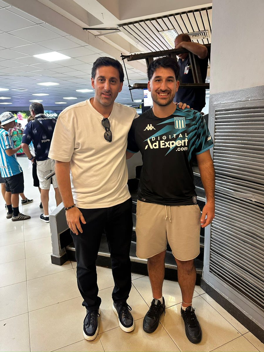 Jeroakd12's tweet photo. Como explicas q despues de estar todo el dia en las oficinas de Tuti reclamando por la cancelacion  de entradas, te llamen a la noche y te digan q Milito escucho lo que me habia pasado por radio la red y me iba a regalar la entrada a mi y 5 personas mas? Gracias Idolo!! #RACING https://t.co/DExhOh3LJT