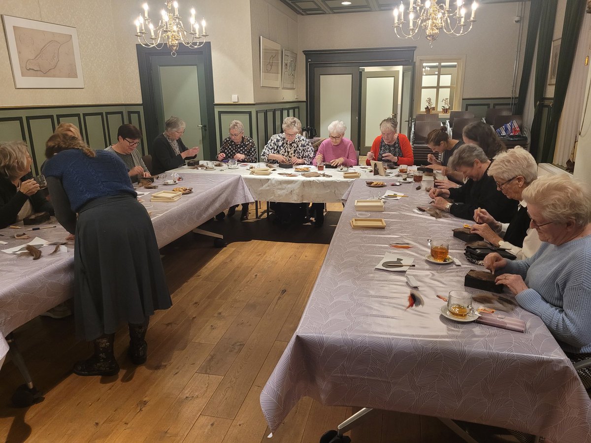Een deel van onze dames/vrijwilligers bezig met een gezellige workshop in het museum.
