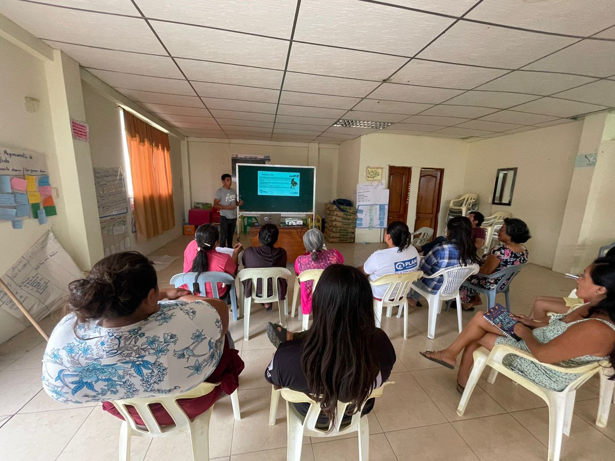 Agricultura_CZ5's tweet photo. #SantaElena| Brindamos capacitación a pequeños productores que integran la Escuela de Aprendizaje de la AFC, en temas de aves de postura, en la Comuna Bambil Collao.

#ElNuevoEcuadorResuelve https://t.co/2Ss9NgRiob