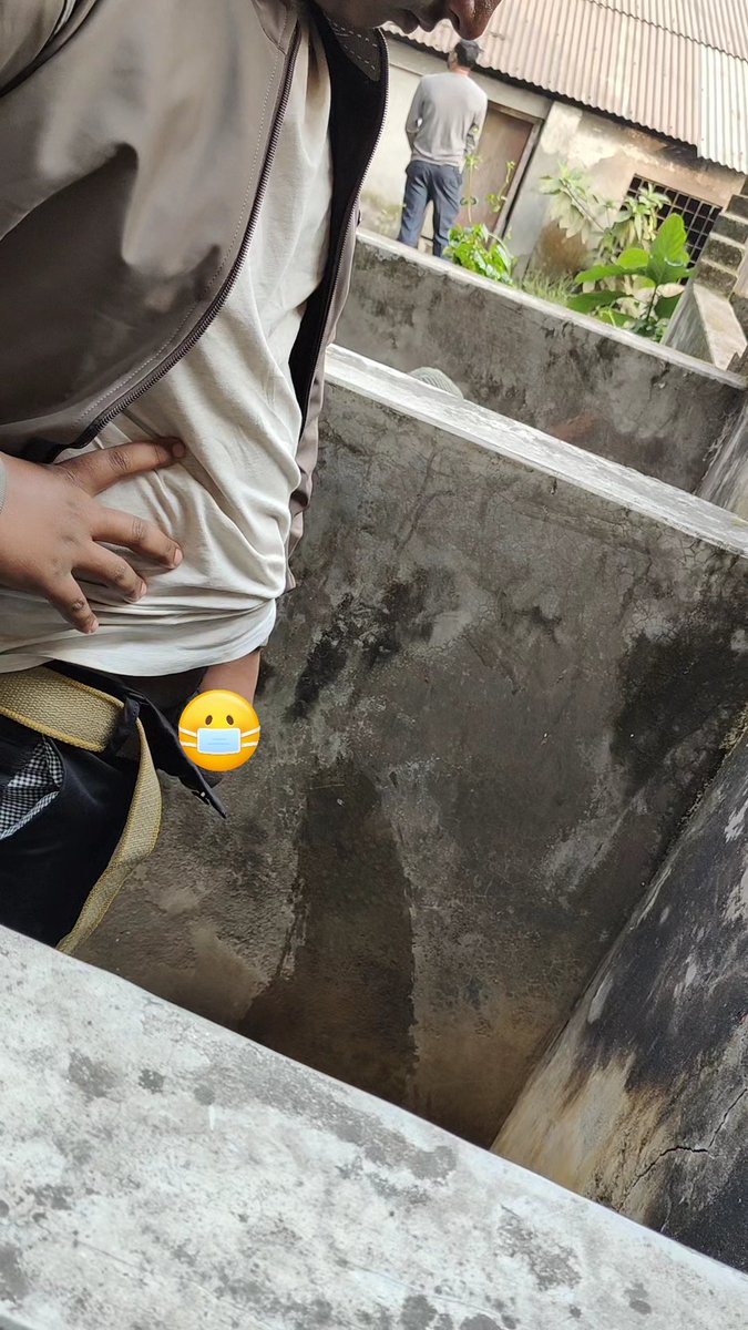 বেল্ট খুলে আরামসে ধো'ন বের করে মূত্রত্যাগরত পুরুষ! খাসা!