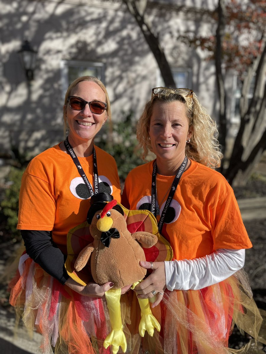MineolaMS's tweet photo. Especially #MineolaGrateful for the generosity our @MineolaMS community &amp; the hard work &amp; service from our Community Action Club to provide full thanksgiving dinners for 30 of our families ❤️🦃🧡🤎#MineolaProud https://t.co/z0hBYYvOPH
