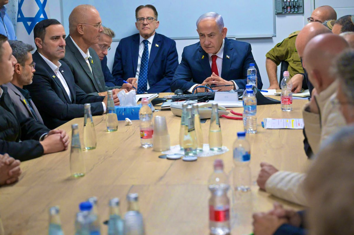 💥"Twenty-One Angry Men" aka Netanyahu, way too late in the day, asking northern mayors "to explain to residents they will not be able to return home anytime soon for fear war will resume with greater intensity."