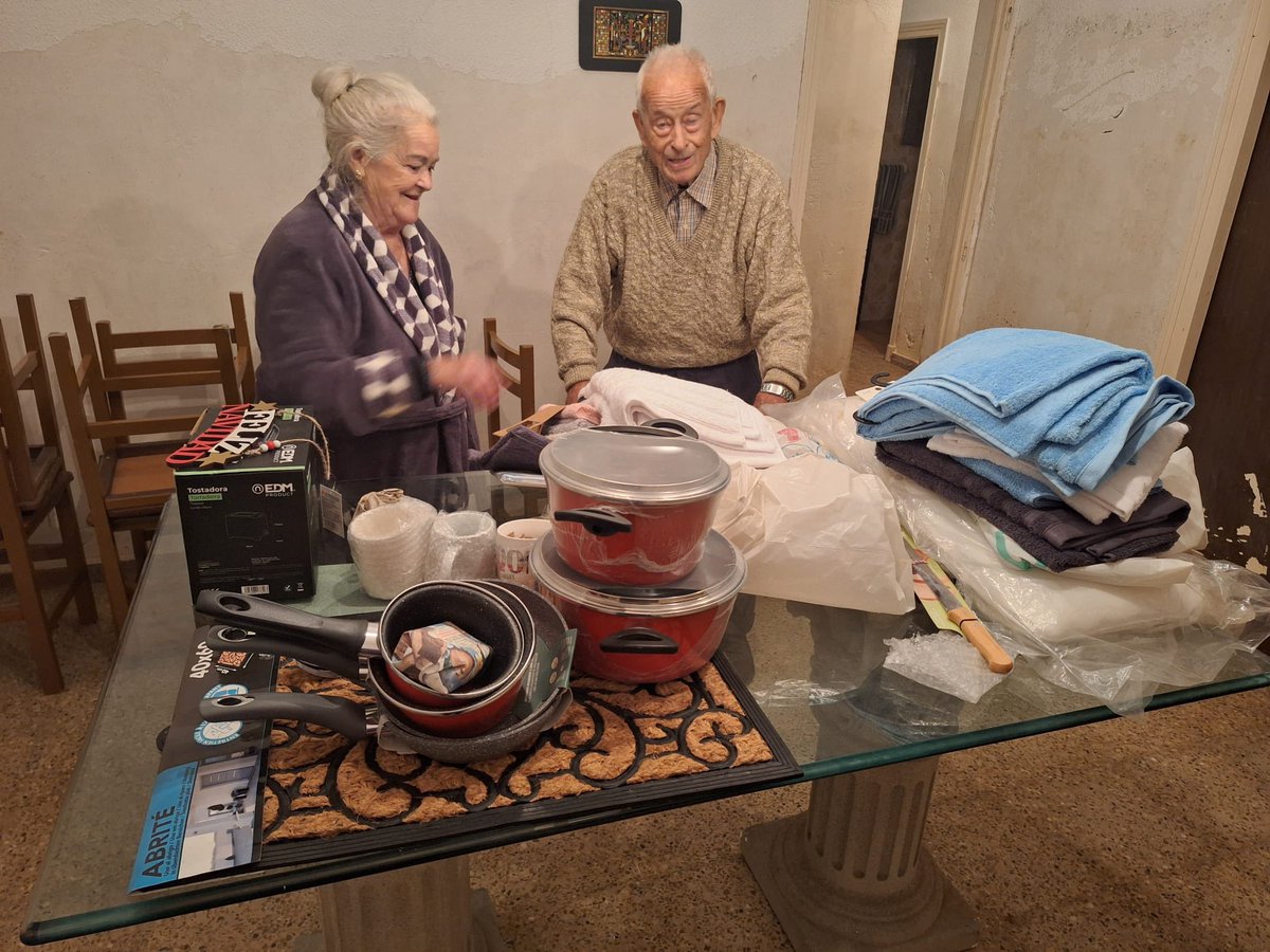 SARNavarra's tweet photo. Gracias a la asociación de vecinos “los bajos de la DANA” y SAR INTERNACIONAL,esta pareja, Teofila y Maximiliano, van recobrando la normalidad, ya tienen la casa limpia, colchones y ropa de cama
⠀
#sarnavarra #ongsar #sarinternacional #sar #dana #valencia https://t.co/ssWYt5TVoa