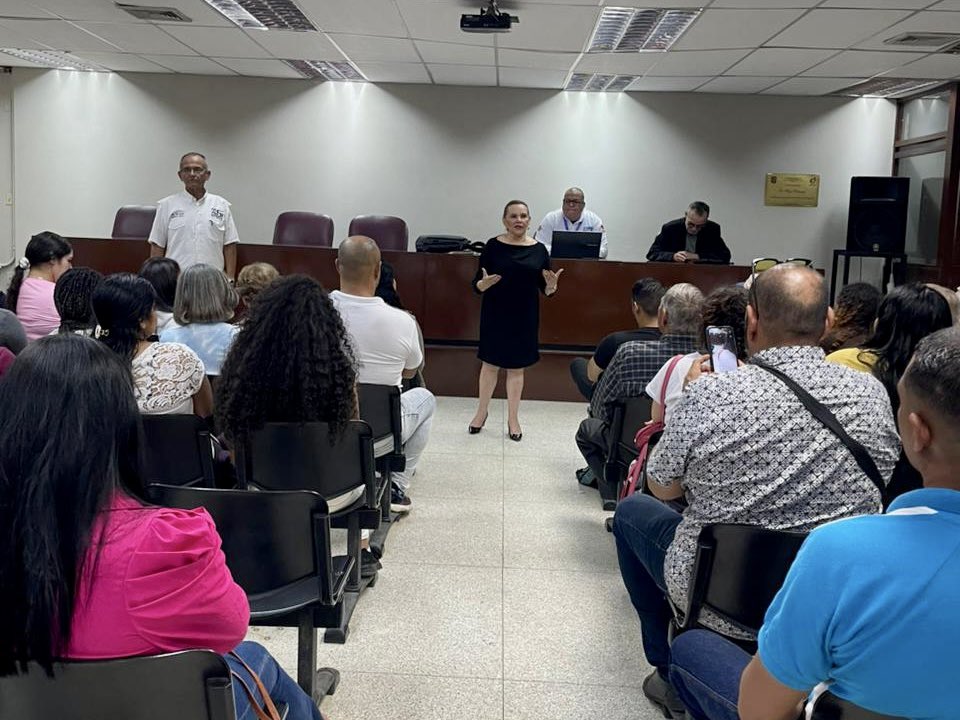 Se realizó en la <a href="/fcjpluz/">FCJPLUZ</a> el simposio: Venezuela y las normas internacionales del trabajo, con la ponencia de el Dr. Juan Carlos Araujo y el Abg. <a href="/HenryMeoli/">Henry Gonzalez</a>, especialistas en Derecho del Trabajo, con experiencia internacional en la materia. <a href="/CentralASI/">Central ASI Vzla</a> <a href="/CSA_TUCA/">CSA-TUCA</a> <a href="/ituc/">ITUC</a>