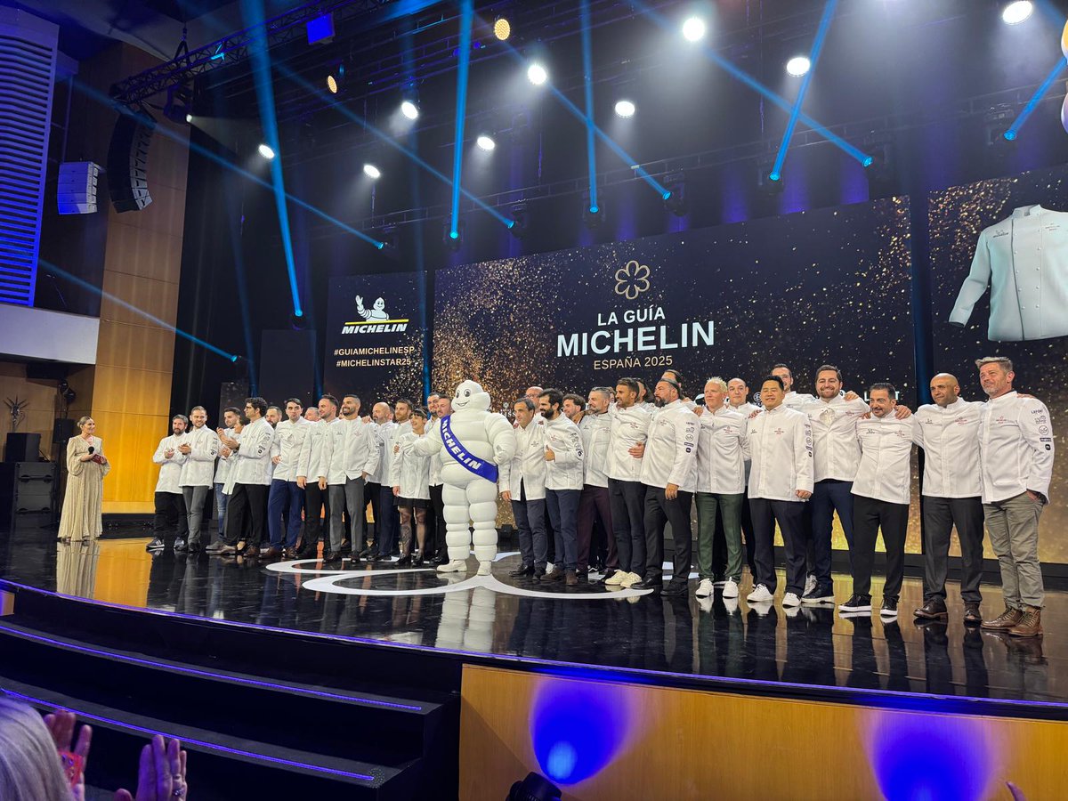 Por aquí una de las fotos más esperadas de esta edición... ¡Foto de familia de los nuevos establecimientos 1 #EstrellaMICHELIN de la #GuiaMICHELIN2025 España! ¡Enhorabuena a todos!
#MICHELINSTAR25 #GUIAMICHELINESP