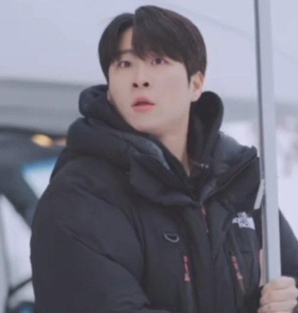 첫 눈이다❄️ 눈온다고 버블 와주는 지후니가 없으니까...허전하네
오늘 쉬는 날인데.. 일찍 눈이 떠지고(망할)... 창밖엔 하얀세상이고...지후니는 모하능가...

묭