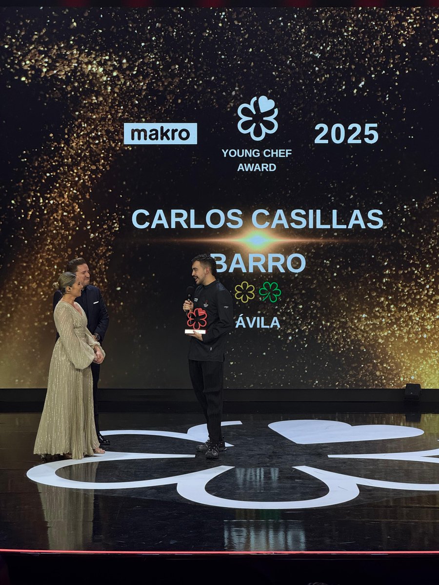 GuiaMichelin_ES's tweet photo. Young Chef Award: Carlos Casillas El chef al frente del nuevo #RestauranteBarro, en Ávila, trasciende lo puramente gastronómico para salir en defensa del territorio y de la identidad local, siempre desde la creatividad. #MICHELINSTAR25 #GUIAMICHELINESP
@makroESP https://t.co/QYEaiASsyH