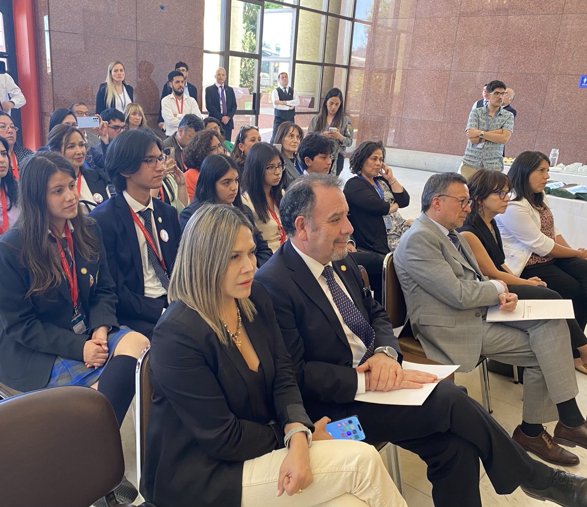 Premiación Concurso de Ensayo 2024: Parlamentarias #KarolCariola, #MarlénPérez y #MartaGonzález junto a estudiantes de III y IV Medio ganadores.