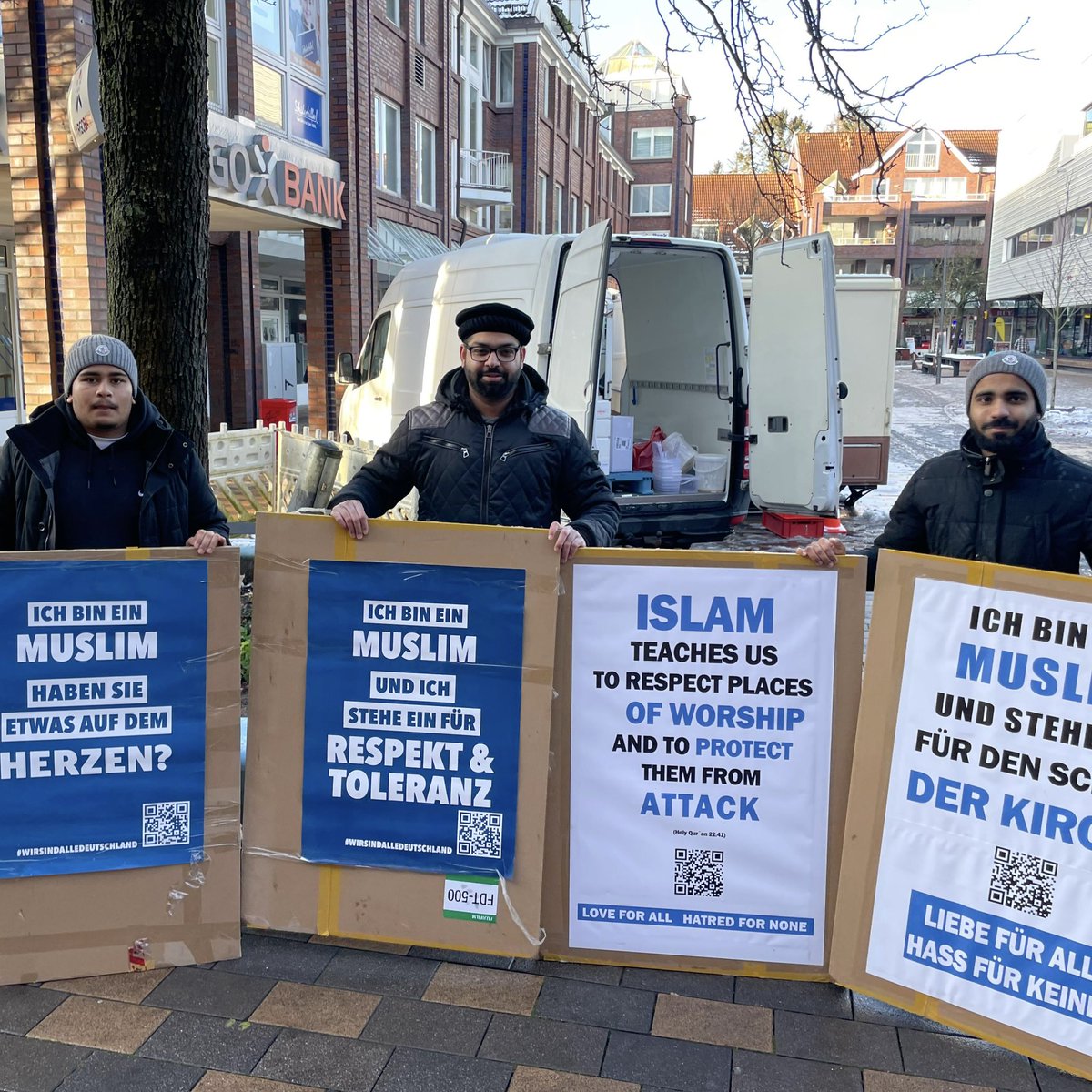 AhmadiyyaHH's tweet photo. Die Ahmadiyya Jugend Hamburg hat als Teil einer bundesweiten Initiative das Gespräch mit Bürgerinnen und Bürgern Hamburgs gesucht - trotz der hitzigen Themen in der  Gesellschaft.

Es konnten 200 Personen mit der friedfertigen Botschaft des Islams erreicht werden. https://t.co/yoSdVlC0M1
