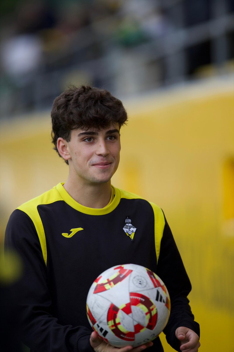 CDGalapagar's tweet photo. 🔝 PRIMER EQUIPO | DEBUT 

💪🏼 Nuestro canterano Diego Martínez debutó el domingo con el primer equipo.

Su buen hacer con el filial le ha dado la oportunidad de disputar sus primeros minutos con el 27 a la espalda.

#ModestaLocura
#UnPuebloDosColoresUnaIlusion💛🖤 https://t.co/fC0hIe7Pdb