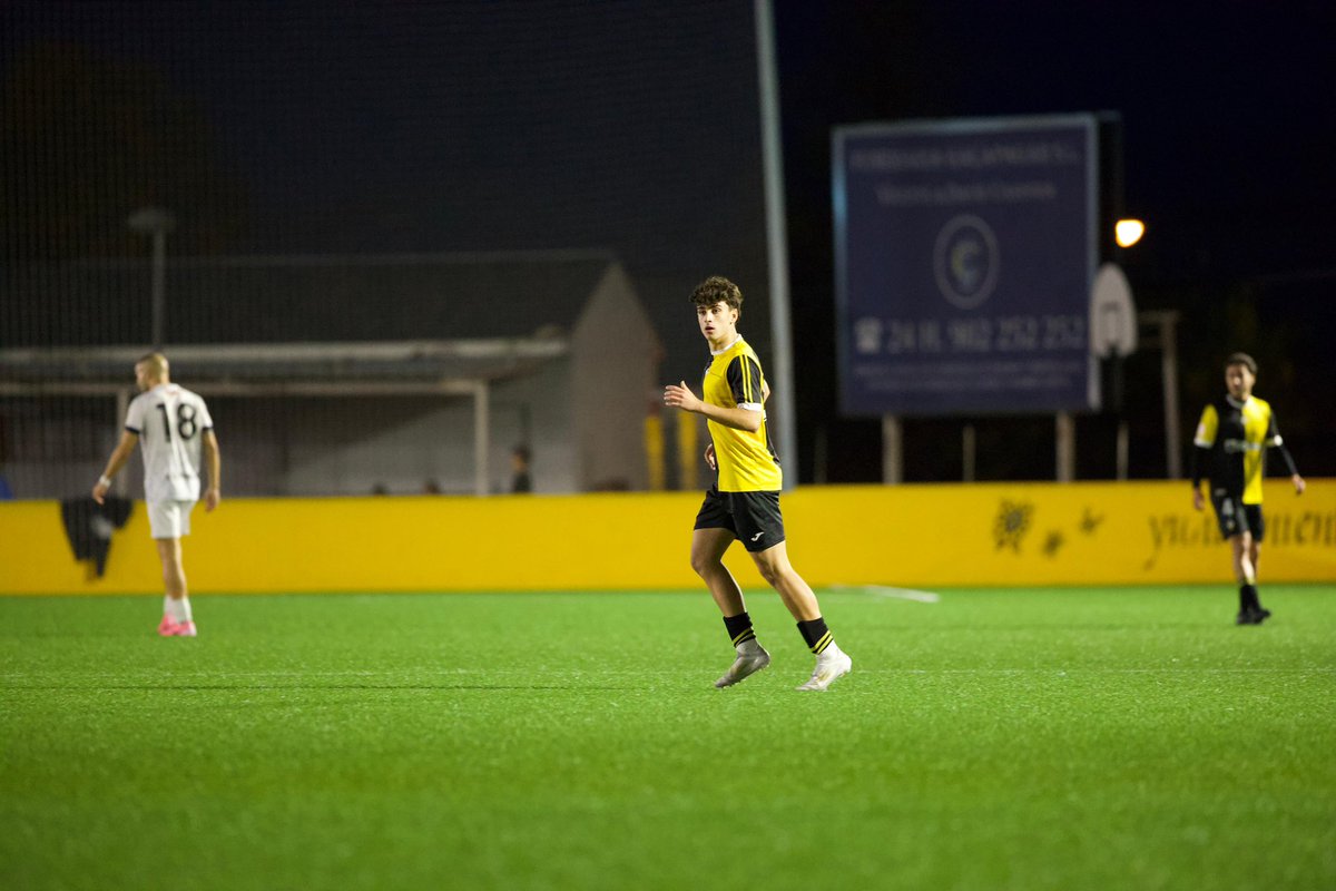 CDGalapagar's tweet photo. 🔝 PRIMER EQUIPO | DEBUT 

💪🏼 Nuestro canterano Diego Martínez debutó el domingo con el primer equipo.

Su buen hacer con el filial le ha dado la oportunidad de disputar sus primeros minutos con el 27 a la espalda.

#ModestaLocura
#UnPuebloDosColoresUnaIlusion💛🖤 https://t.co/fC0hIe7Pdb