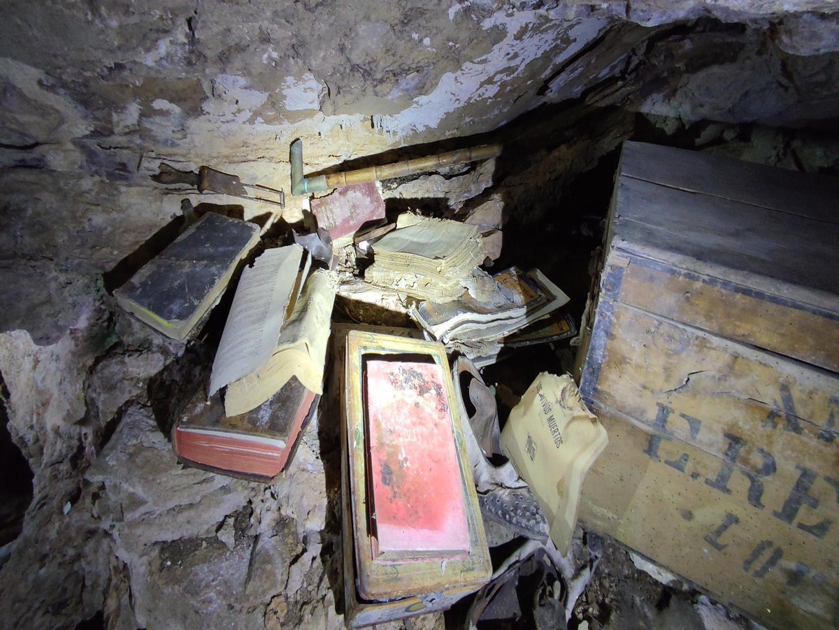 EloyBiar's tweet photo. Hace unos meses os hablaba de la historia de Segundo Bores, un emboscado que vivía en una cueva de Liébana en los años 40. Pues bien, hace nada han encontrado una nueva cueva con muchas sorpresas en su interior. Acompañadme a descubrirlo juntos en este pequeño hilo🧵. https://t.co/DdUwff6q0s