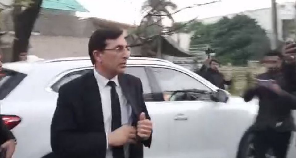 mel__shah's tweet image. تلاش گمشدہ! کسی کو بھی یہ گھبرایا ہوا چوزا نظر آئے تو اطلاع کرے!! 🐥 #24NovemberFinalCall #DChowkProtest