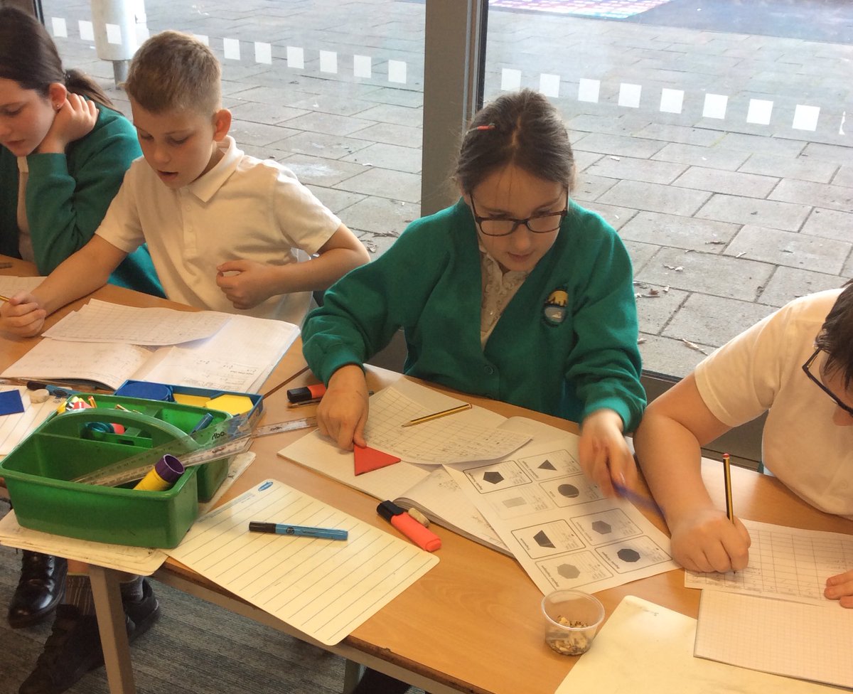 Lakeside_school's tweet image. Y6LG are investigating the properties of 2D shapes. #mathsinaction #shapeproperties
