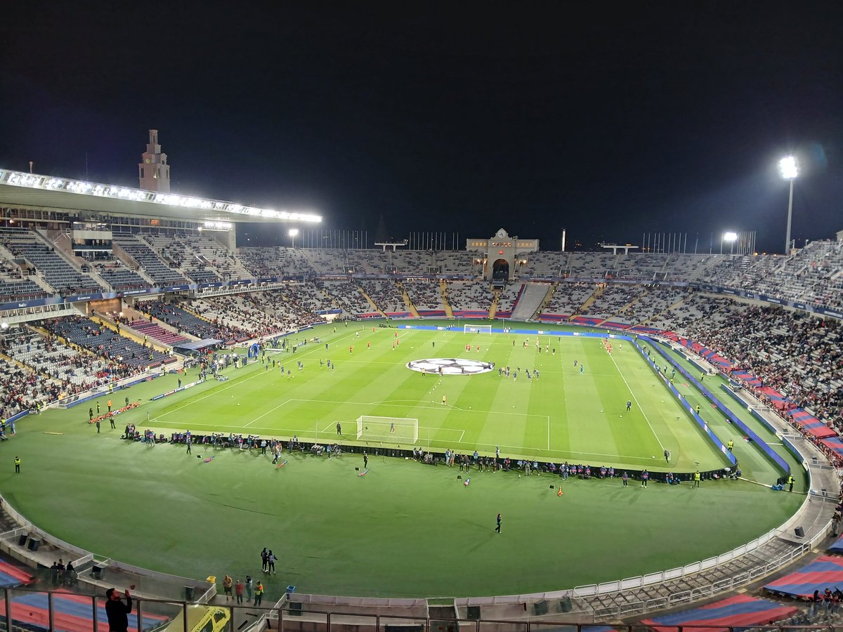 Davantage le sentiment d'être pris pour des terroristes que des supporters mais nous sommes dans la place ! #SB29