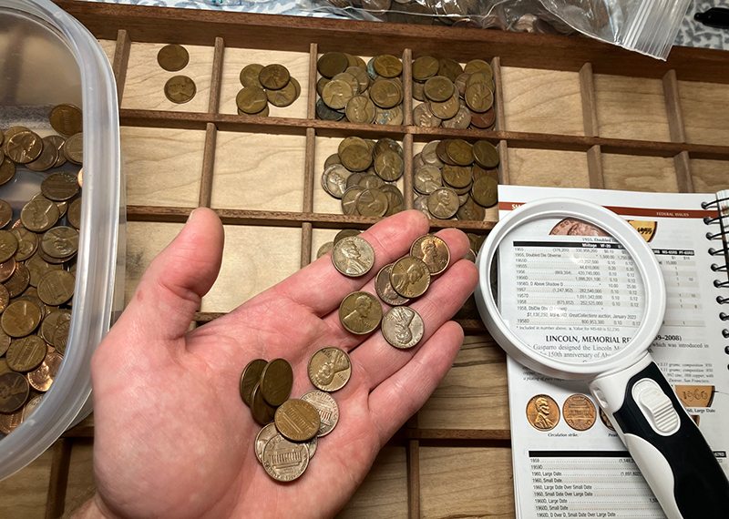 CoinThrill's tweet photo. Check out this custom coin board I picked up! 

PERFECT for sorting!!! 

(And transporting when you can't complete a task in one sitting!) 

Post --> https://t.co/zLUxOFu1HG

#Coins #CoinCollecting #CoinSorting #CoinBoard https://t.co/TJHFOi2L2x