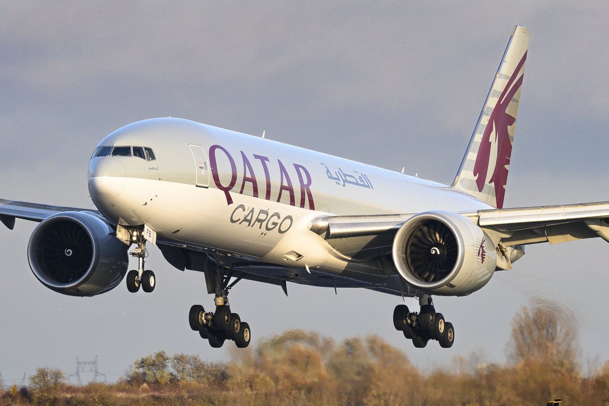 benjamin_video's tweet image. Aujourd'hui en milieu d'après-midi à CDG, quelques atterrissages dont un 747-200 Cargo de Geo-Sky avec 37 printemps à son actif, un 777 de Qatar Cargo et un 737 de la RAM, le tout sous un beau soleil ☀✈