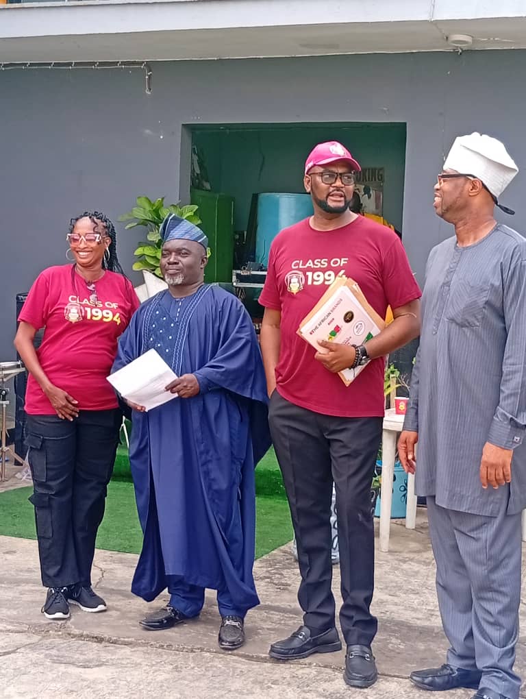 ChidiSys's tweet image. God bless Ikeja High School 🙏1994