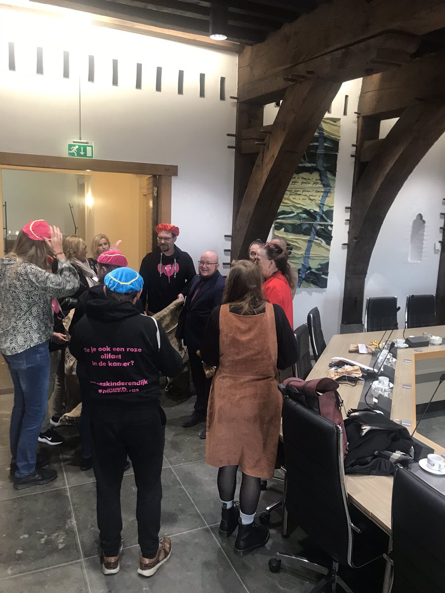 studio_witt's tweet photo. #raad078 voorafgaand aan de vergadering van de Dordtse gemeenteraad wordt het Dordtse college en raadsleden verrast op een ludieke actie van de Weeskinderendijk bewoners https://t.co/vqJl4TDo97