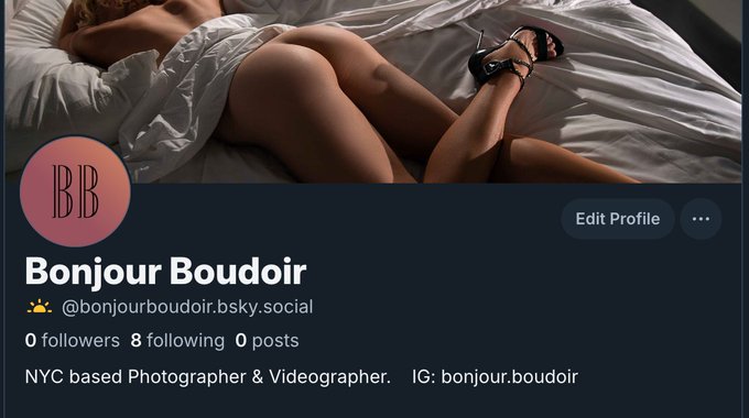 Watch Bonjour Boudoir's leaked NSFW photo on TwXstars