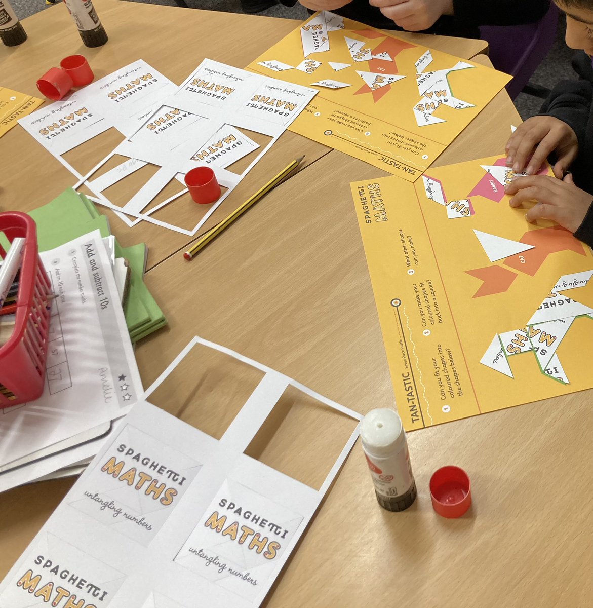 spagmathsleeds's tweet photo. More busy clubs this evening. All the children were carefully puzzling over how to solve the Tangrams. https://t.co/6gmy1e9fjL