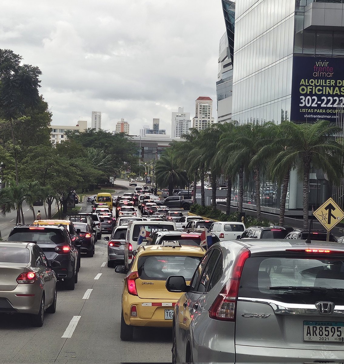 Todo este tráfico es causado por la entrada a los consultorios de <a href="/PacificaSalud/">Pacífica Salud</a> , si se fijan en el semáforo no hay carros. Dos o tres tonterías así al mismo tiempo crean un caos.