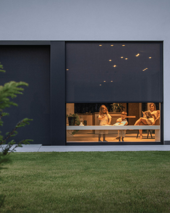 RensonWorldwide's tweet photo. Evening vibes with the Renson #Fixscreen ✨
With the screen down, you can enjoy the cozy indoor glow while maintaining privacy and comfort.
Discover the Renson Fixscreen: https://t.co/iwR6jmaGe8
#renson #sunprotection #solarshading #privacy #familytime #outdoorblinds #design https://t.co/Sfwjyp4Sfb