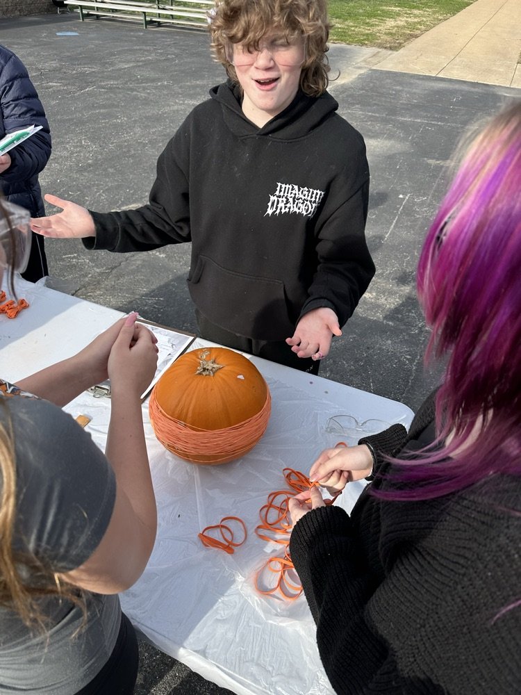 MrsSyron's tweet image. Do you know what happens when the external pressure is greater than the internal pressure of a pumpkin? #LimitlessLearning #underpressure