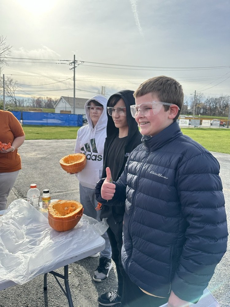 MrsSyron's tweet image. Do you know what happens when the external pressure is greater than the internal pressure of a pumpkin? #LimitlessLearning #underpressure