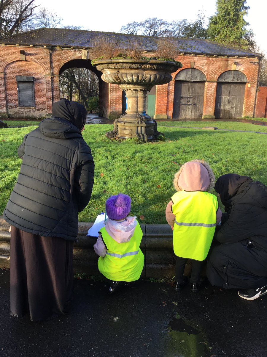 Some Reception children and parents/carers taking part in the Rochdale Family Learning course enjoyed a nature walk to Falinge Park. We spotted signs of autumn and had fun collecting leaves. We saw the ducks on the pond and visited the bandstand. 
spotland.rochdale.sch.uk/Photographs/